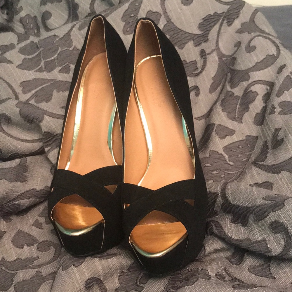 Matte black open toed heels